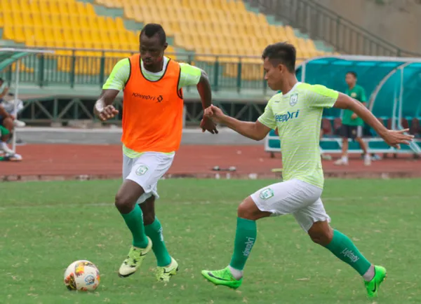 Tiền đạo cao gần 2m Abraham Adelaja (trái) đang thử việc tại Cần Thơ. Ảnh:T.L 