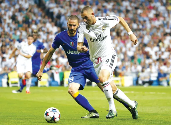 Benzema (phải) đi bóng trước Bonucci.