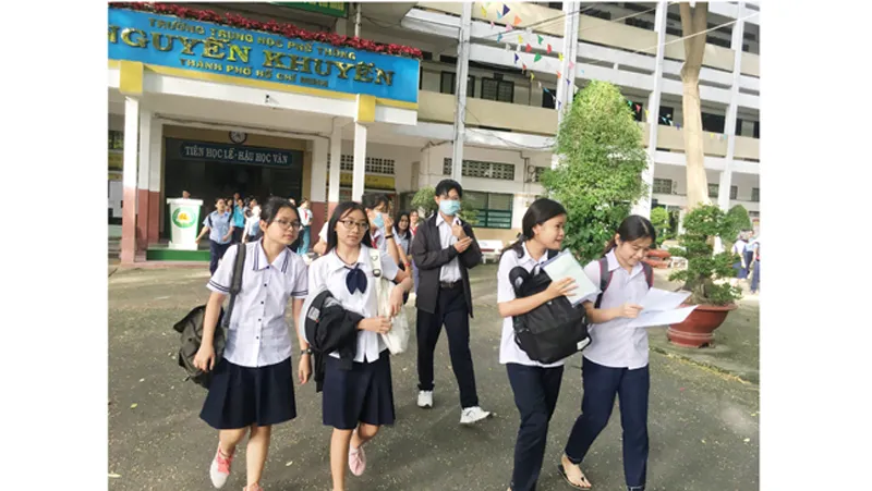 Thí sinh kết thúc các môn thi chuyên tại điểm thi chuyên Trường THPT Nguyễn Khuyến