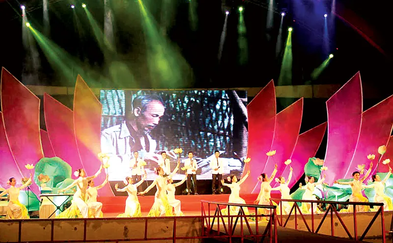 Tiết mục ca múa nhạc Người là niềm tin tất thắng trong chương trình nghệ thuật Bài ca tháng Năm, diễn ra tại TPHCM tối 4-6. Ảnh: Minh An                