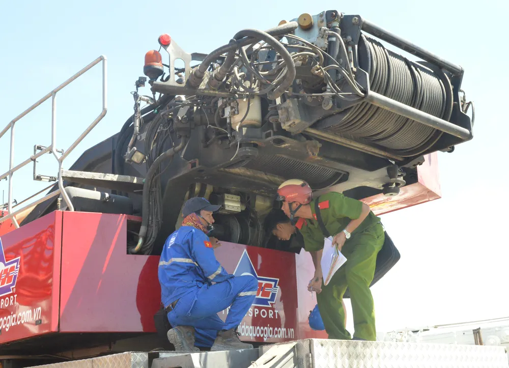 Nhiều xe cẩu hạng nặng ở Nhà máy lọc dầu Dung Quất bị phá hoại ảnh 1