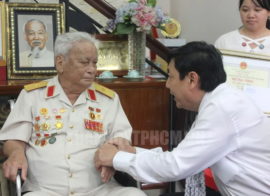 Lãnh đạo TPHCM thăm, chúc thọ người cao tuổi ảnh 1