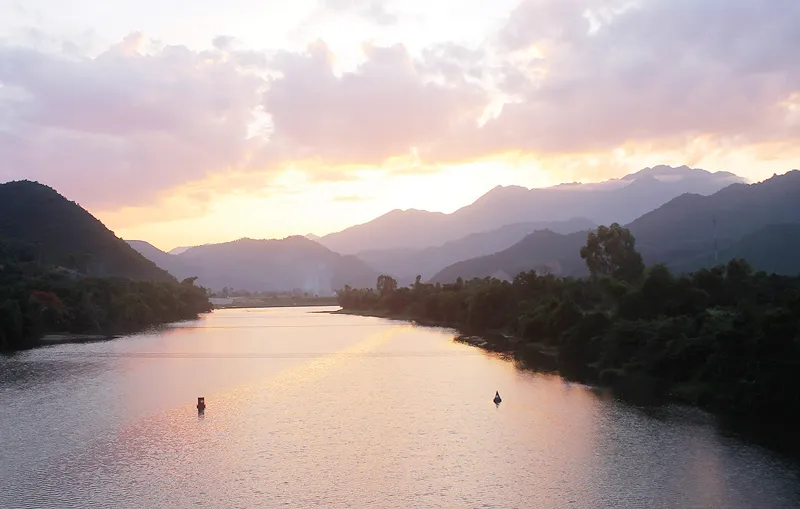 Cảnh hoàng hôn trên sông Cu Đê nhìn từ cầu treo Phò Nam