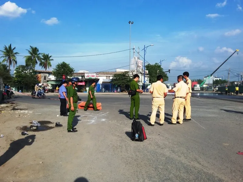 Người dân truy đuổi xe ben gây tai nạn rồi bỏ chạy  ảnh 1