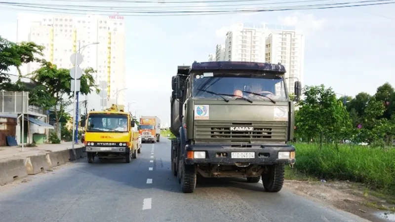 Xe ben do tài xế (khoảng 45 tuổi) điều khiển mang BKS : 51D-450.04