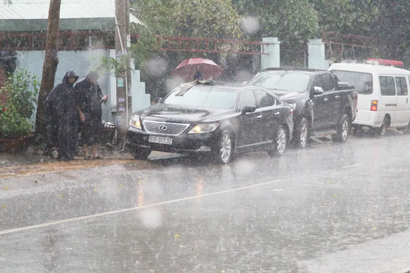 Lực lượng chức năng khám nghiệm hiện trường.