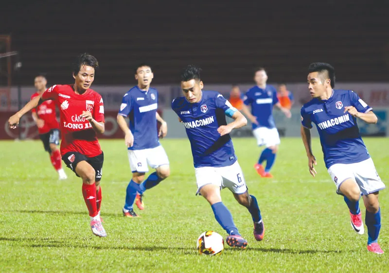 Long An (trái) tiếp tục quyết đấu với tinh thần quả cảm để tìm trận thắng trước chủ nhà Quảng Ninh. Ảnh: Nhật Anh