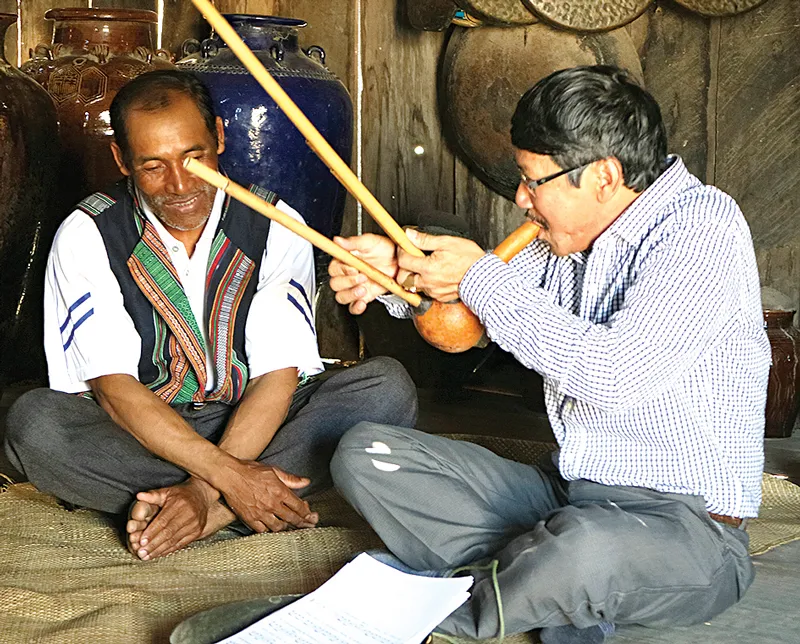 Nhạc sĩ Nguyễn Tấn Hùng say sưa tìm hiểu thanh âm một loại nhạc cụ dân tộc