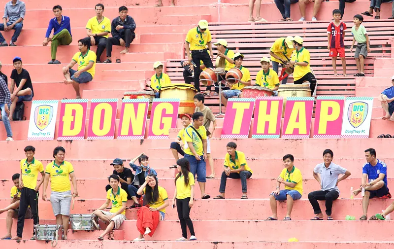Người hâm mộ Đồng Tháp vẫn kiên nhẫn trông chờ 1 phép màu để cứu đội khỏi rớt hạng Nhì. Ảnh: Dương Thu