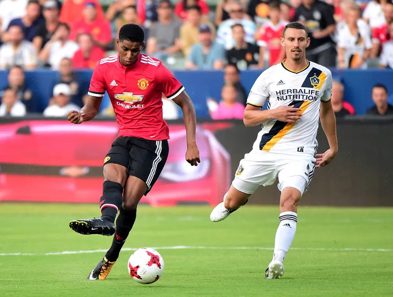 Marcus Rashford (trái) đang dần khẳng định giá trị của mình trong kế hoạch của HLV Mourinho