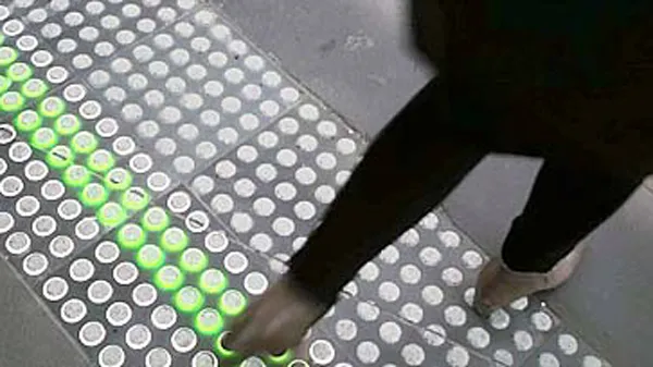 Chile áp dụng đèn giao thông cho người nghiện di động