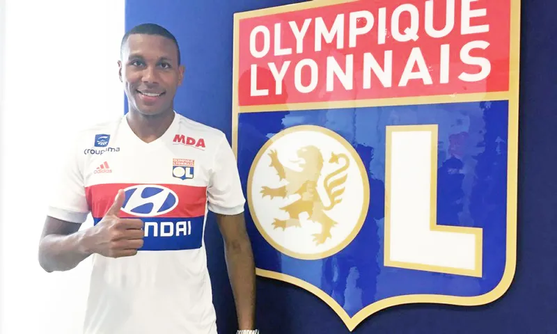 Marcelo ra mắt Olympique Lyon.