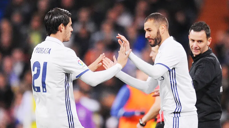 Morata là nạn nhân mới nhất của Benzema (phải).