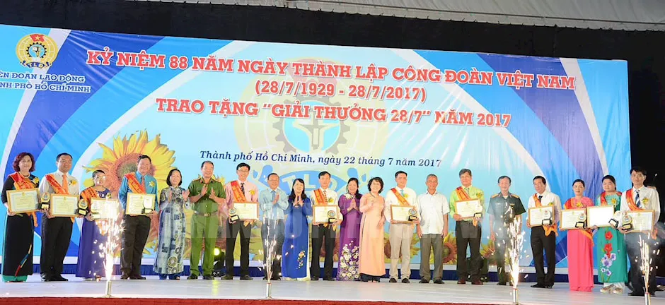 Tuyên dương 12 thủ lĩnh công đoàn xuất sắc ảnh 1