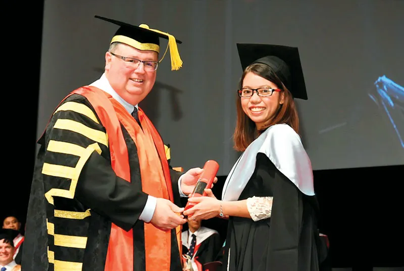 Hương trong ngày tốt nghiệp Thạc Sĩ Quản trị Kinh doanh tại Đại học Công nghệ Swinburne