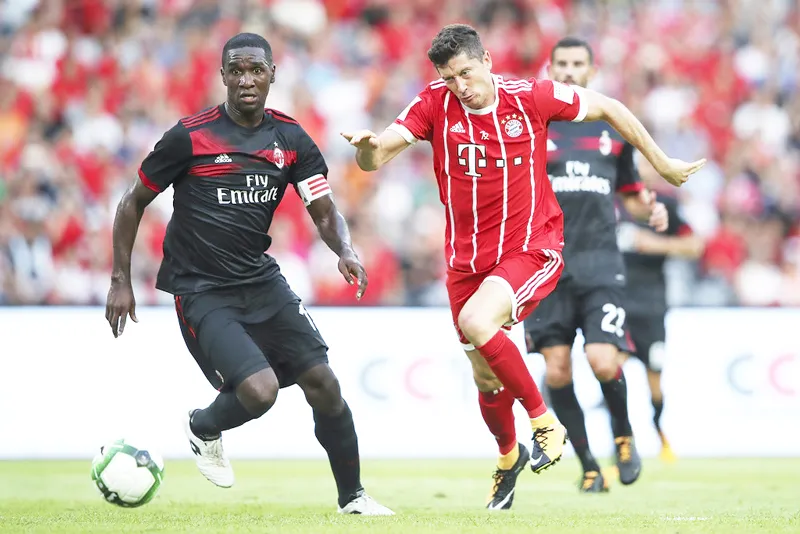 Robert Lewandowski (phải) đã không thể đe dọa được khung thành của AC Milan, dù chỉ một lần.