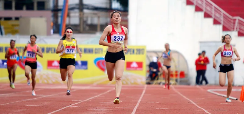 Nguyễn Thị Huyền thắng dễ cự ly 400m nữ.