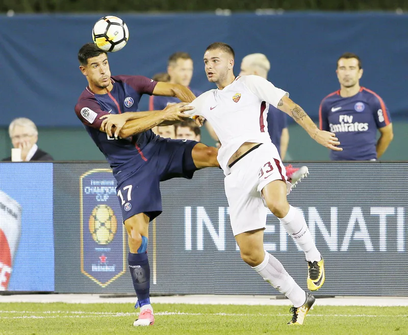 Marco Tumminello (phải, Roma) tranh bóng với cầu thủ Paris SG.