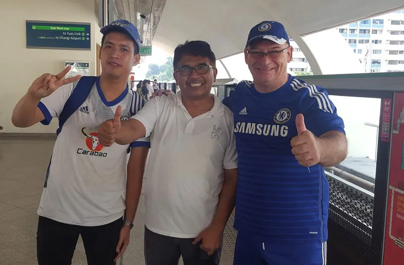 Tác giả và các CĐV Chelsea đến từ những đất nước khác nhau