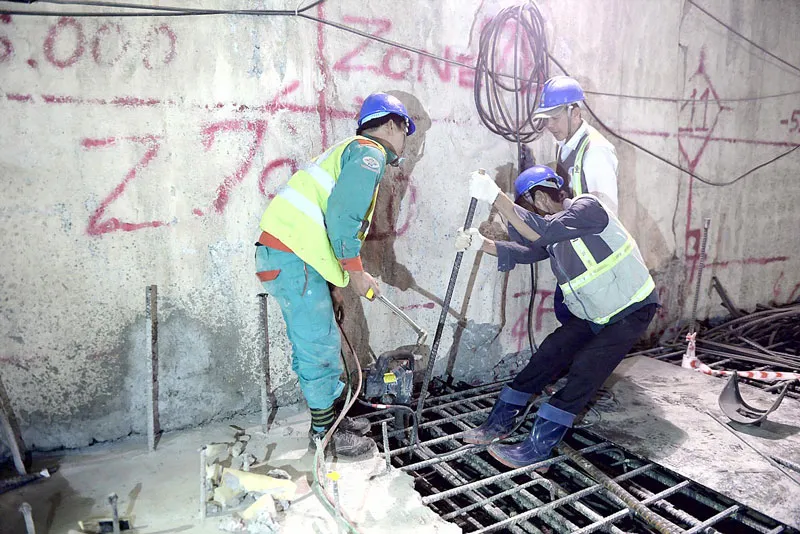 Các công nhân đang thi công tuyến đường sắt đô thị số 1 Bến Thành - Suối Tiên