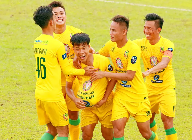 Niềm vui trụ hạng thành công của các cầu thủ Đồng Tháp. Ảnh: Dương Thu