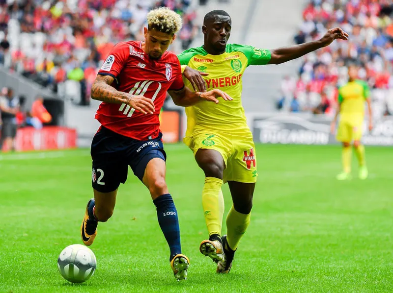 Lille (trái) đã vượt qua Nantes.