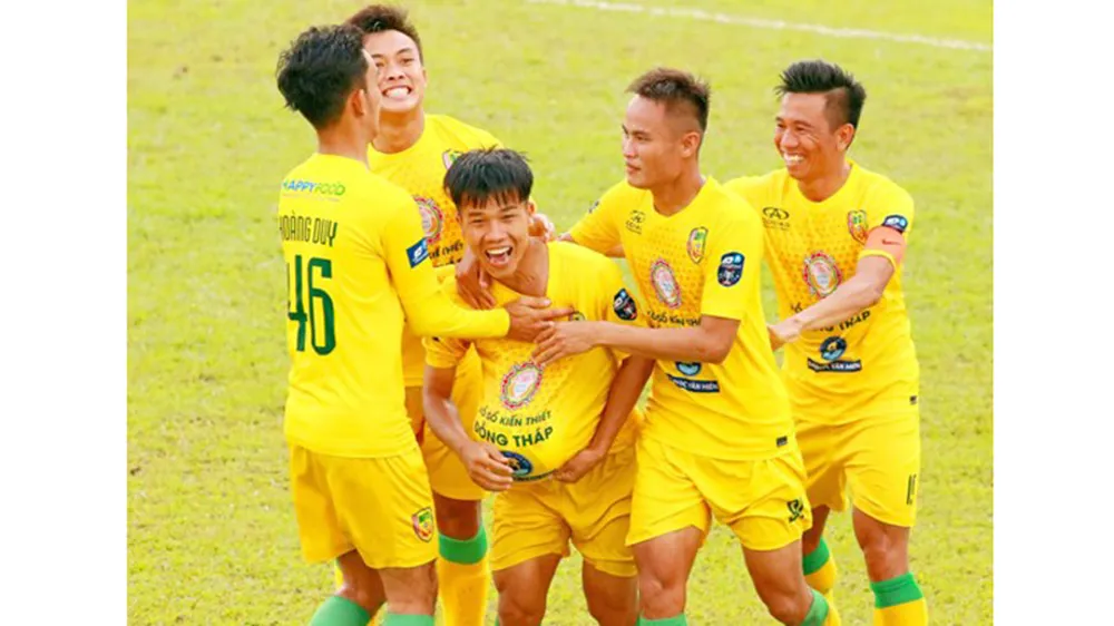 Niềm vui trụ hạng thành công của các cầu thủ Đồng Tháp. Ảnh: Dương Thu