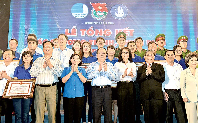 Phó Bí thư  Thường trực  Thành ủy TPHCM  Tất Thành Cang  chúc mừng  các chiến sĩ  Mùa hè xanh.  Ảnh: VIỆT DŨNG