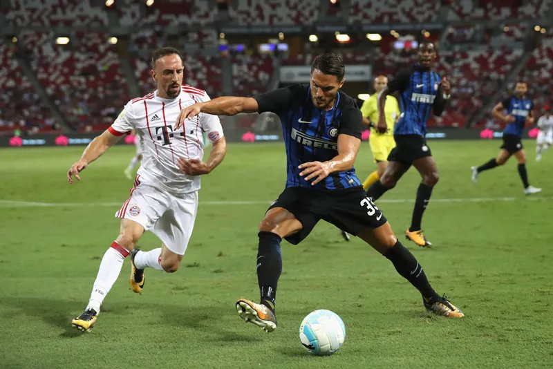 Danilo Dambrosio (phải, Inter) kiểm soát bóng trước Franck Ribery (Bayern Munich).