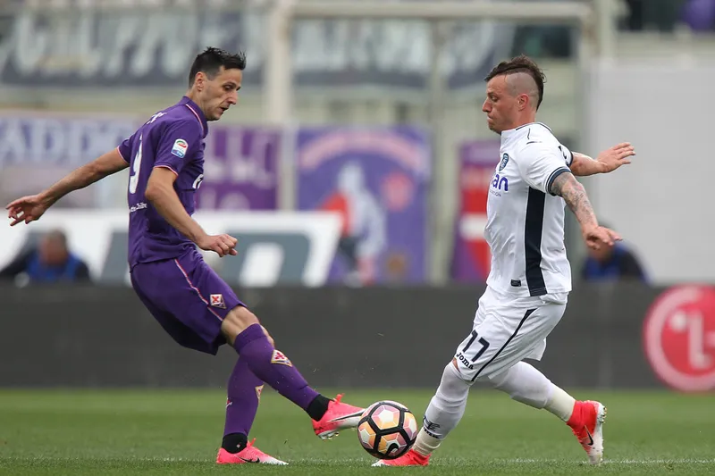 Nikola Kalinic (trái) là cầu thủ giỏi phối hợp và kiến tạo bên cạnh năng lực ghi bàn.