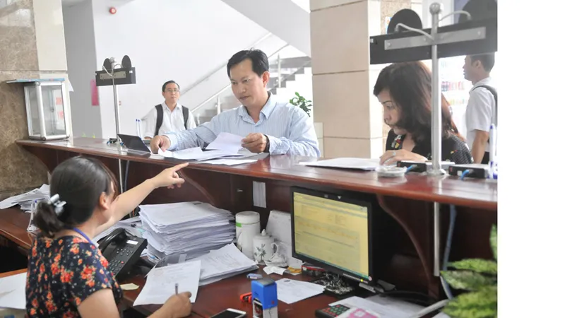 Làm hồ sơ thuế tại Cục thuế TPHCM  Ảnh: CAO THĂNG