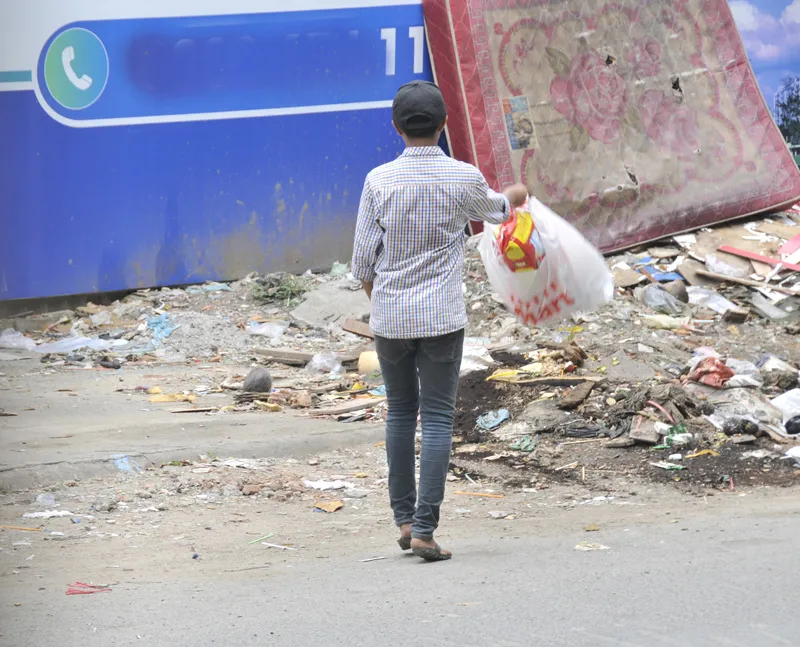 Vô tư vứt rác vào một bãi rác tự phát   Ảnh: THÀNH TRÍ