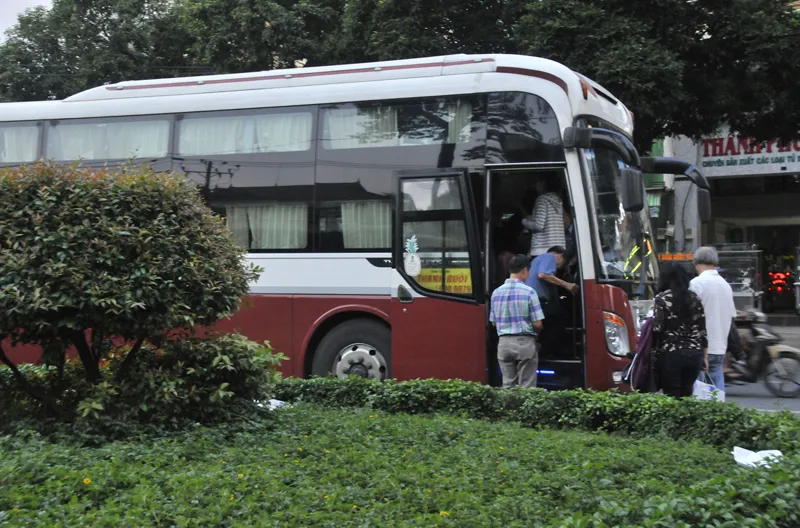 Xe đậu chờ đón khách trên đường An Dương Vương chiều 8-9-2017  Ảnh: THÀNH TRÍ