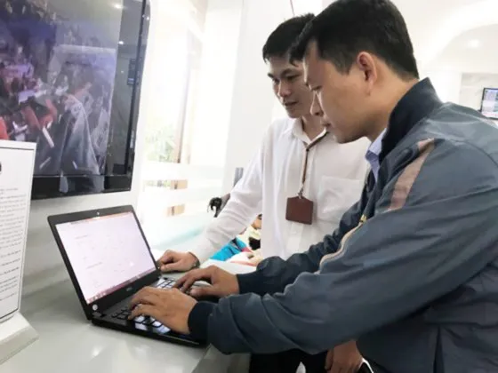 Người dân đang tìm hiểu dịch vụ công trực tuyến cấp độ 4  khi xin phép qua mạng tại UBND quận 1
