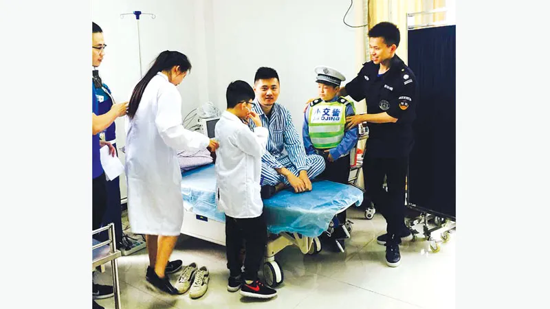 Bệnh nhi làm cảnh sát và bác sĩ 