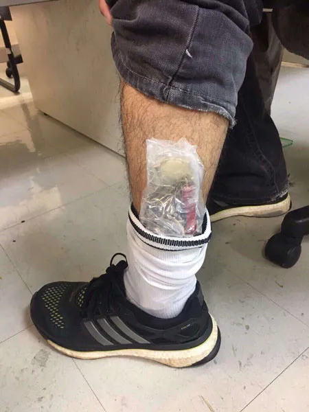 Giấu hàng chục đồng hồ Thụy Sỹ trong ống quần qua cửa khẩu hàng không Tân Sơn Nhất ảnh 1