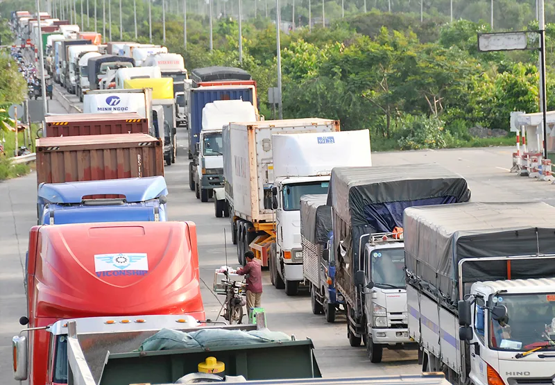 Phương tiện giao thông nối đuôi nhau vào vòng xoay Mỹ Thủy     Ảnh: THÀNH TRÍ
