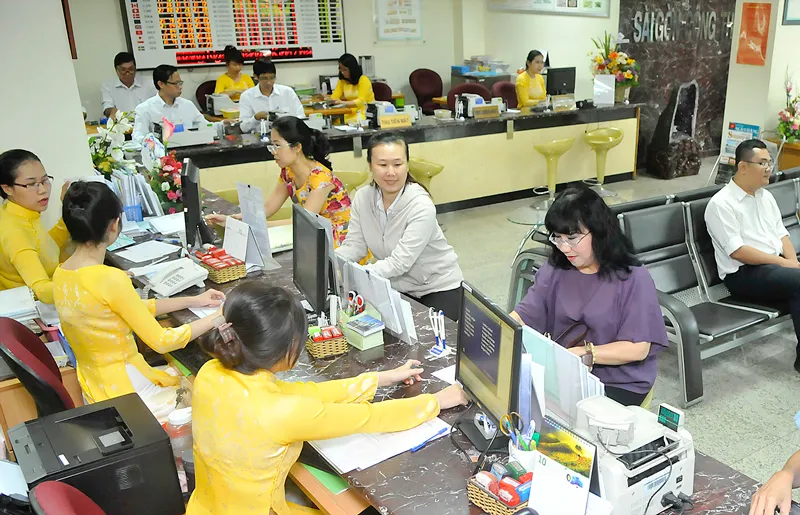Giao dịch tại Saigon Bank    Ảnh: CAO THĂNG