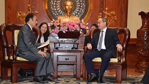 Bí thư Thành ủy Nguyễn Thiện Nhân (phải) tiếp ông Kiyoshi Ueda - Tỉnh trưởng tỉnh Saitama Nhật Bản. Ảnh: VOH