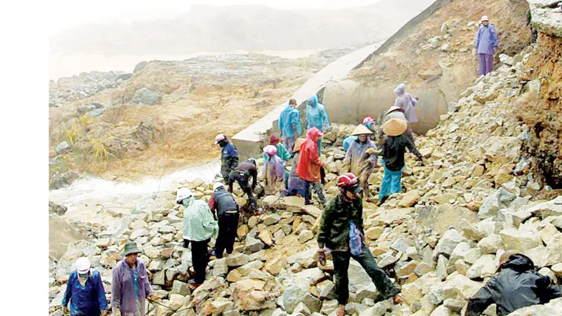 Khắc phục đường công vụ dẫn vào Nhà máy thủy điện Bình Điền (Thừa Thiên - Huế) bị sạt lở