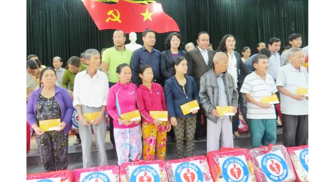 Hỗ trợ người dân vùng bão lũ sớm ổn định cuộc sống ảnh 1