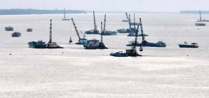 Khai thác cát từ lòng sông cần  được quản lý chặt chẽ.   Ảnh: CAO THĂNG