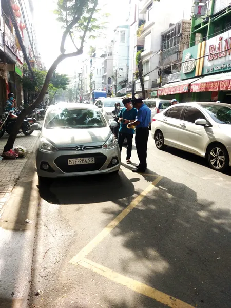 Xử phạt hành vi chiếm dụng hạ tầng xe buýt ảnh 1