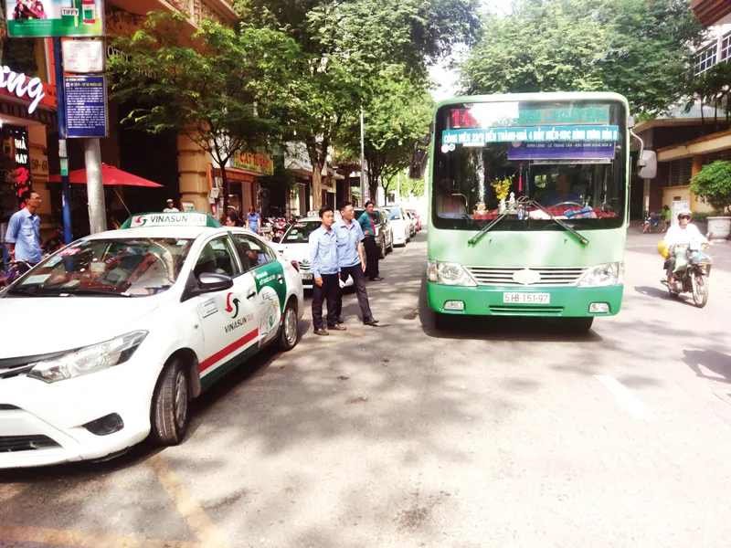 Xử phạt hành vi chiếm dụng hạ tầng xe buýt ảnh 2