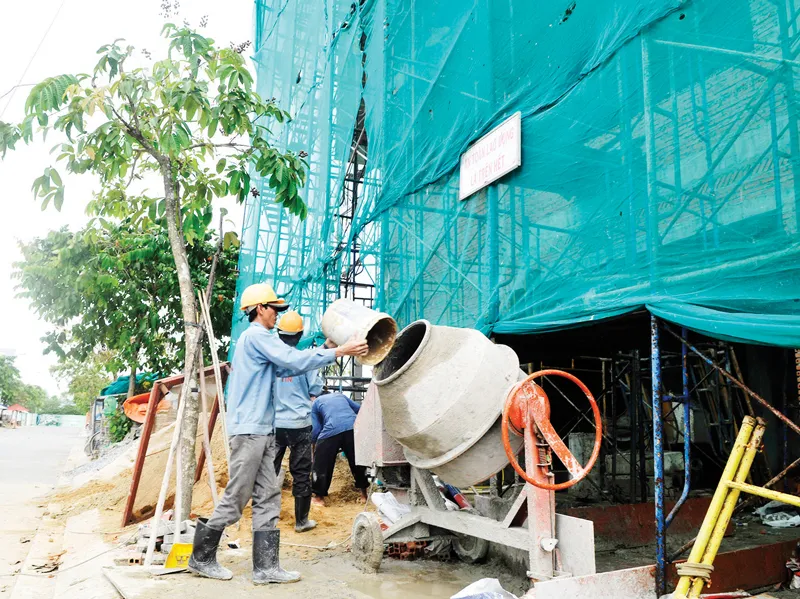 Cá nhân  xây dựng công trình trên 100 triệu đồng phải nộp thuế.  Ảnh: THÀNH TRÍ 