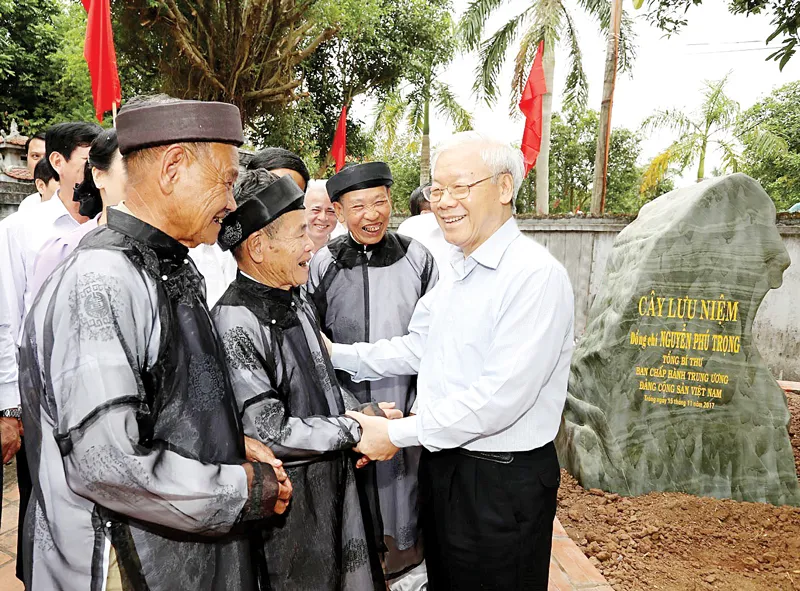Tổng Bí thư Nguyễn Phú Trọng thăm hỏi nhân dân xã Lý Học, huyện Vĩnh Bảo, TP Hải Phòng