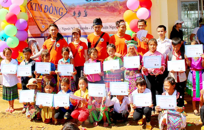 Chia sẻ khó khăn với thầy trò vùng cao ảnh 1