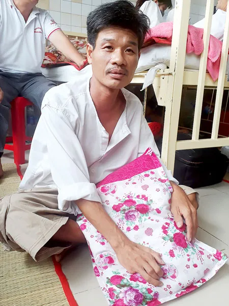 Gia đình nghèo cùng vào bệnh viện ảnh 1