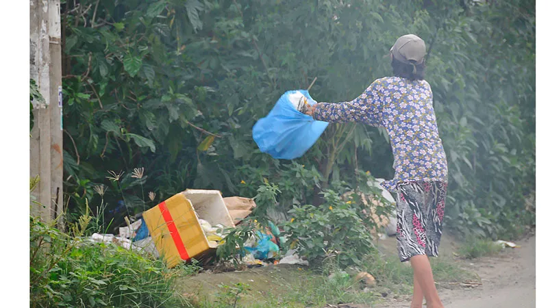 Bỏ rác bừa bãi sẽ bị phạt nặng  Ảnh: THÀNH TRÍ