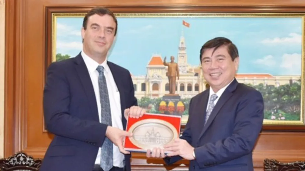 Chủ tịch UBND TPHCM Nguyễn Thành Phong trao quà lưu niệm cho Đại sứ Nadav Eshcar.